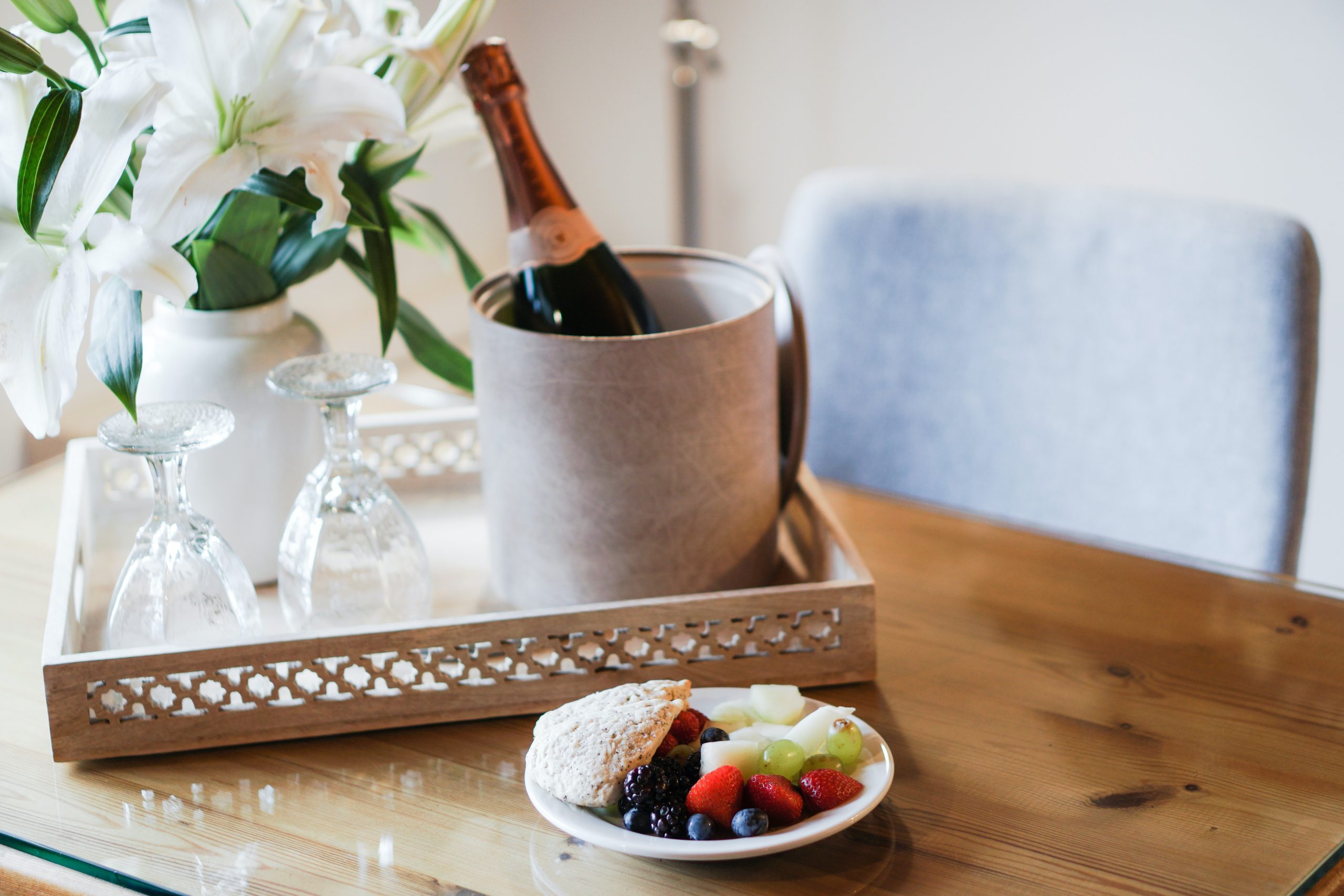 Fuldend hotel stemningen med flotte blomster